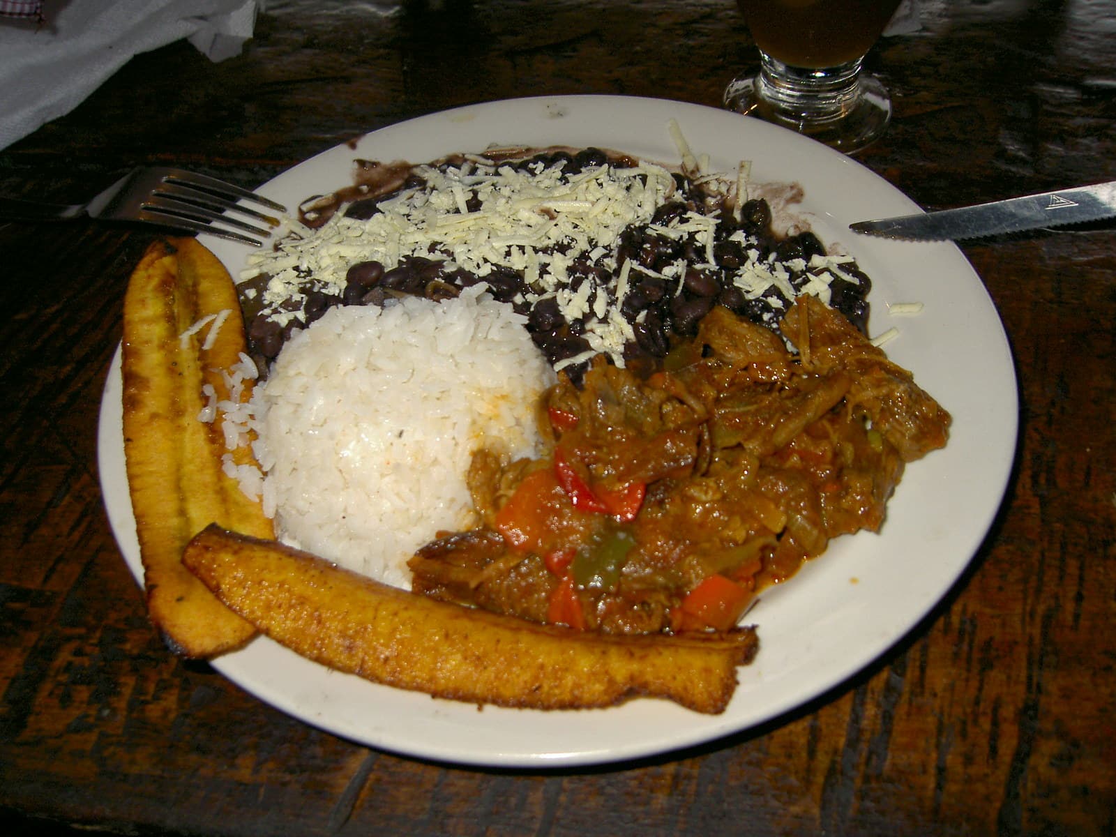 Pabellón criollo servido en plato hondo