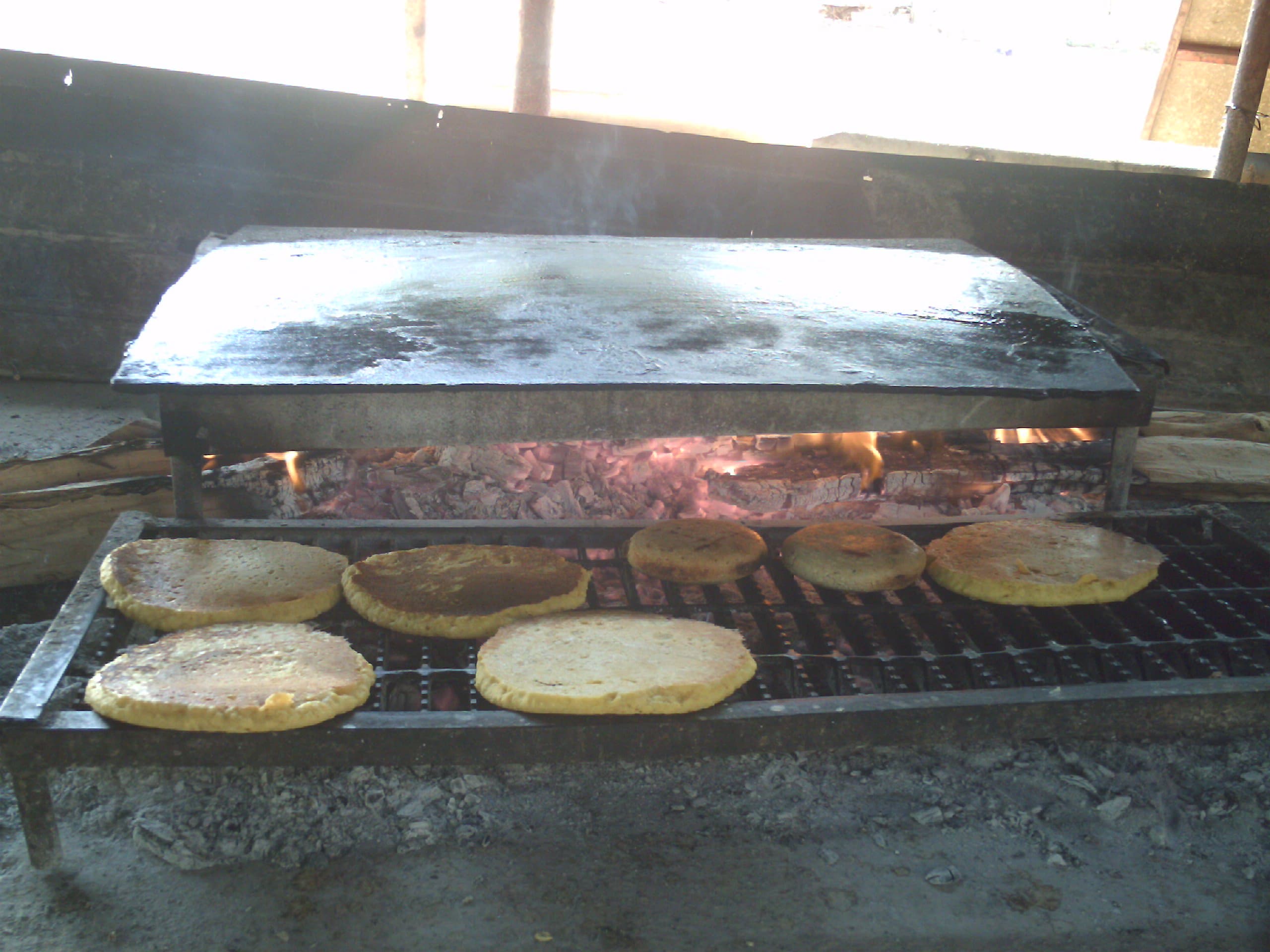 Cachapas dorándose en el budare